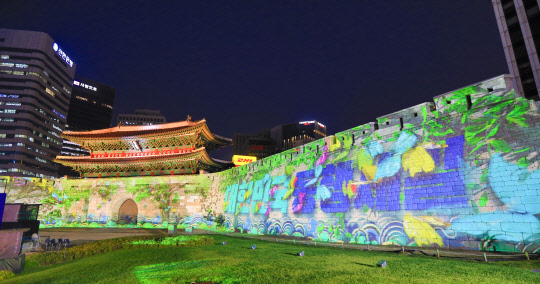 대한민국 동행세일을 알리는 '미디어 파사드' 이벤트가 3일 저녁 서울 숭례문에서 열리는 '특별행사'에서 펼쳐진다.   중기부 제공